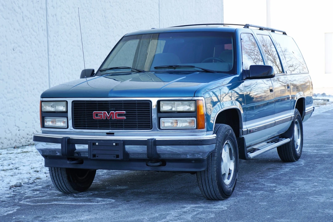 1993 GMC Suburban 8th Gen - Image 2 of 31