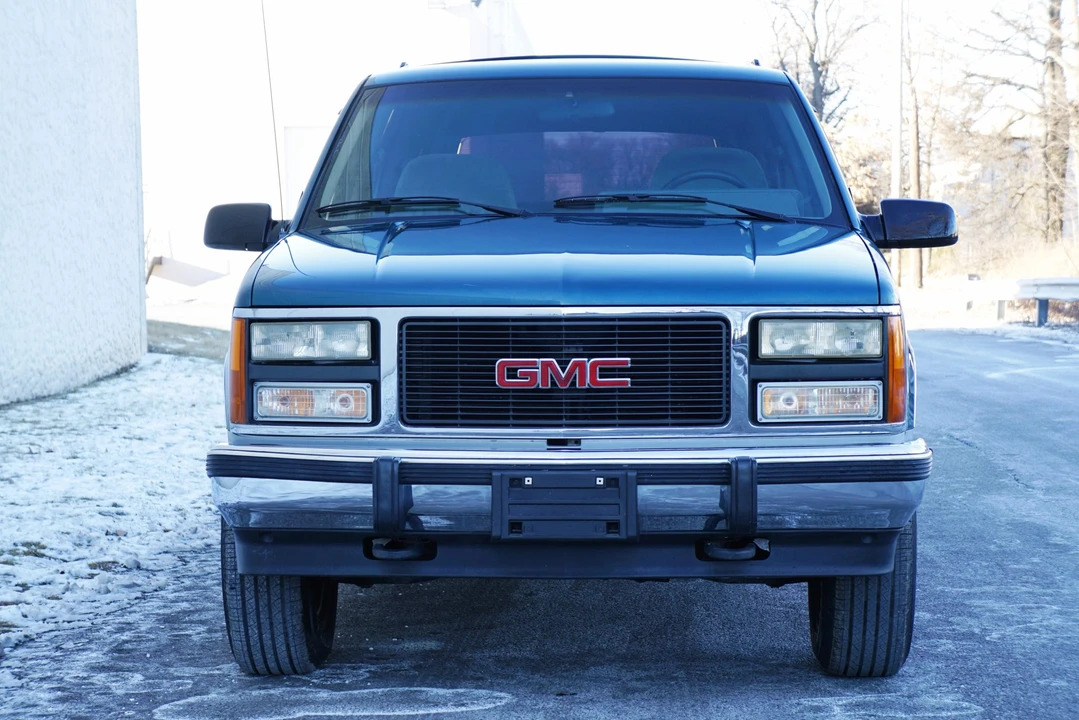 1993 GMC Suburban 8th Gen - Image 9 of 31