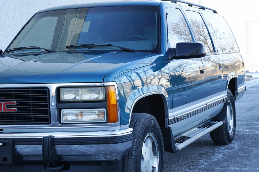 1993 GMC Suburban 8th Gen - Image 10 of 31