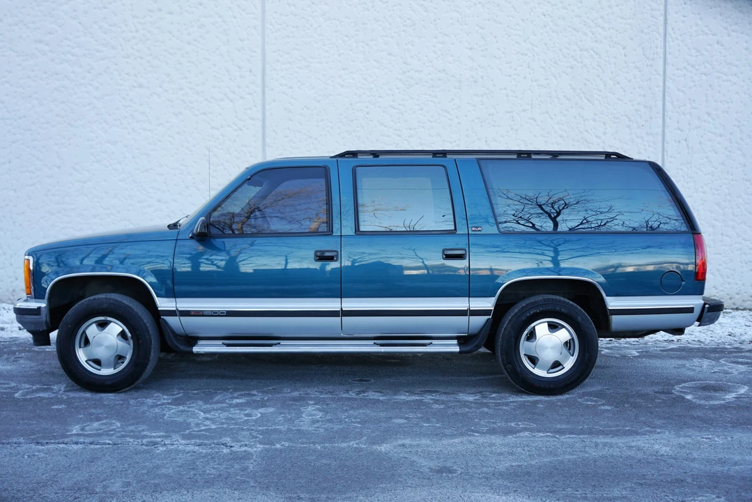 1993 GMC Suburban 8th Gen - Image 4 of 31