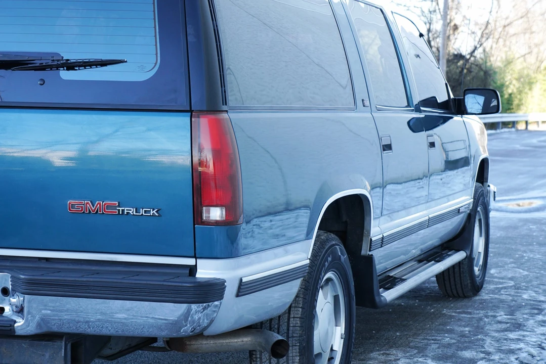 1993 GMC Suburban 8th Gen - Image 16 of 31