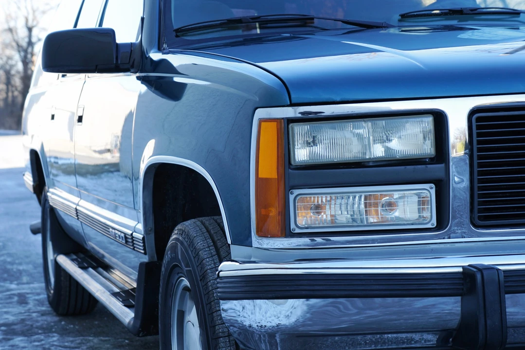1993 GMC Suburban 8th Gen - Image 18 of 31