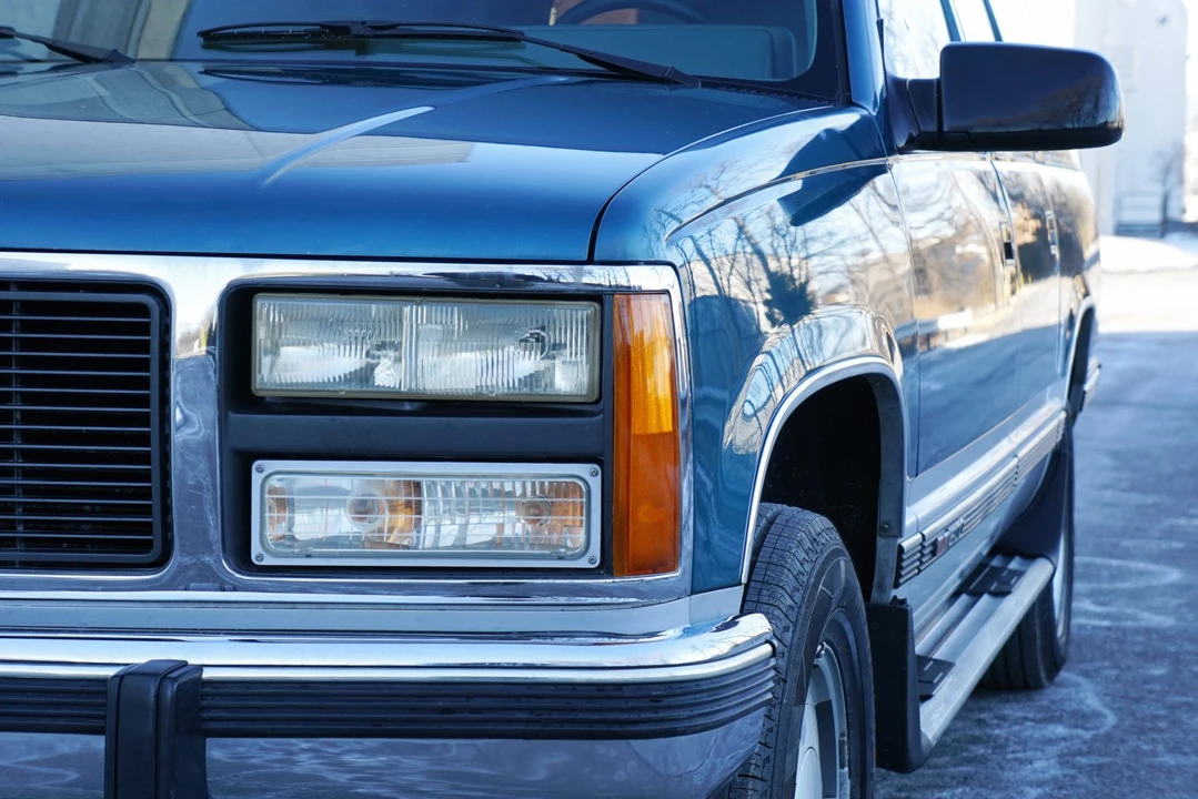 1993 GMC Suburban 8th Gen - Image 11 of 31