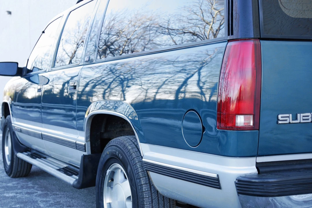 1993 GMC Suburban 8th Gen - Image 13 of 31