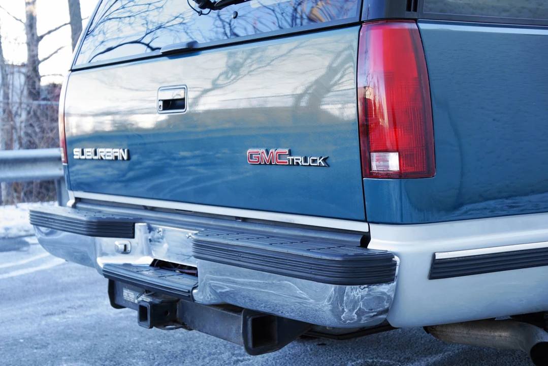 1993 GMC Suburban 8th Gen - Image 15 of 31
