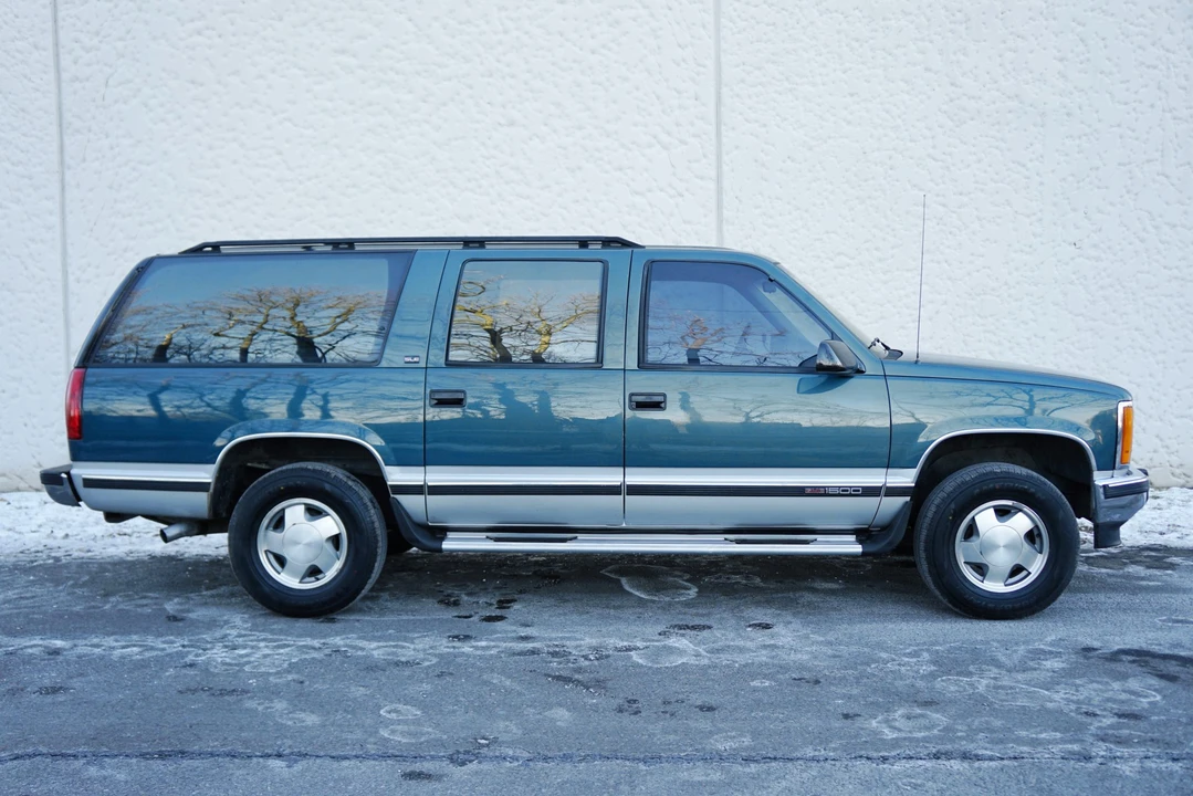 1993 GMC Suburban 8th Gen - Image 8 of 31