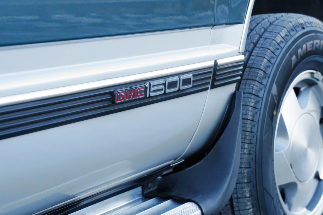 1993 GMC Suburban 8th Gen - Image 21 of 31