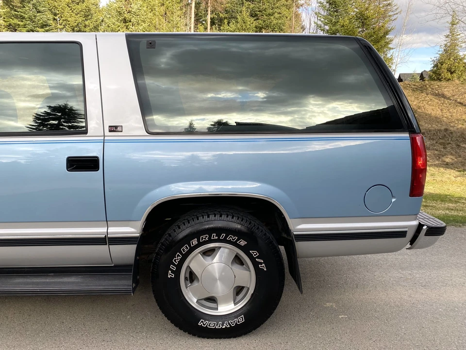 1993 GMC Suburban 8th Gen - Image 26 of 31