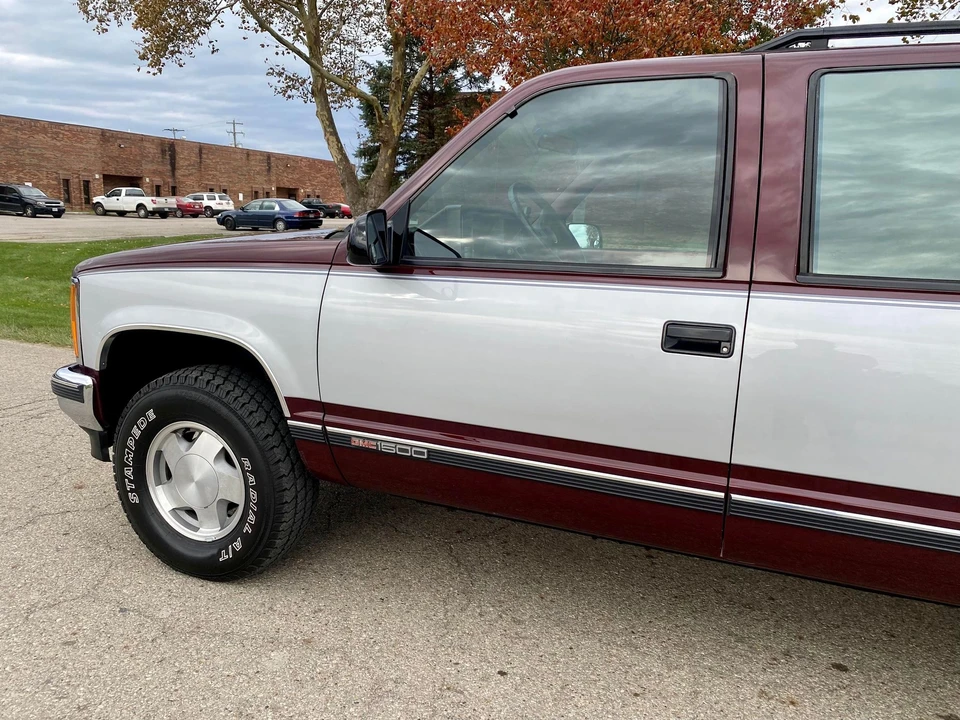 1993 GMC Suburban 8th Gen - Image 20 of 31