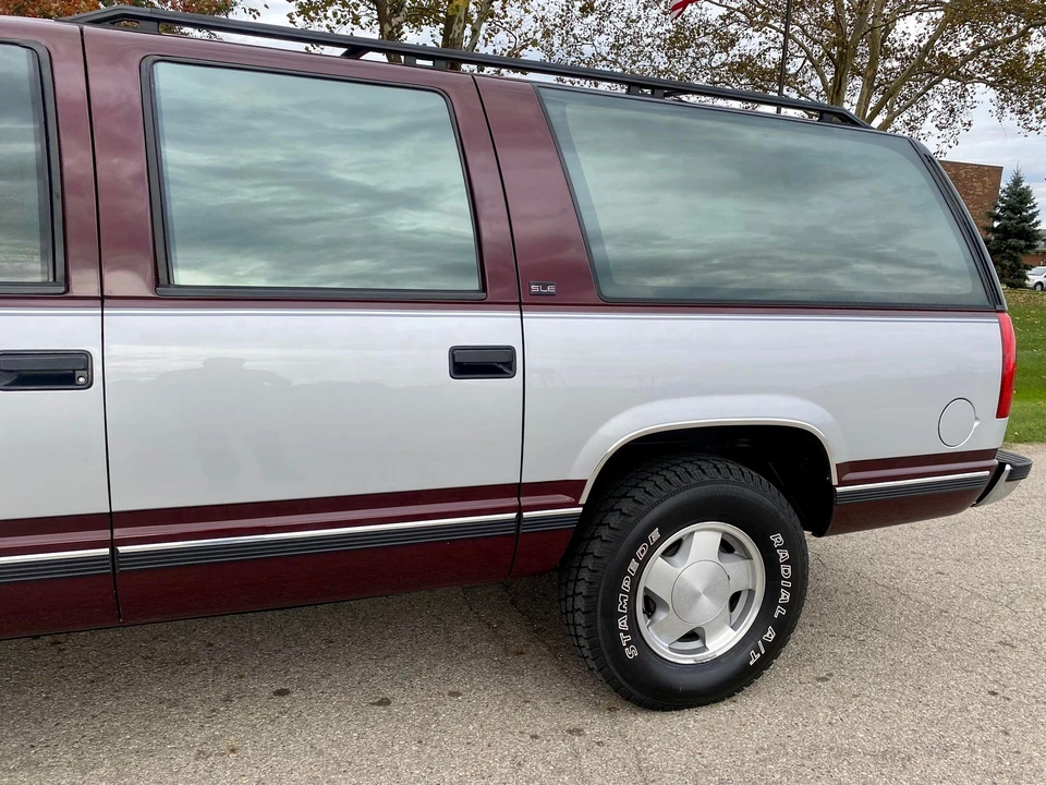 1993 GMC Suburban 8th Gen - Image 19 of 31