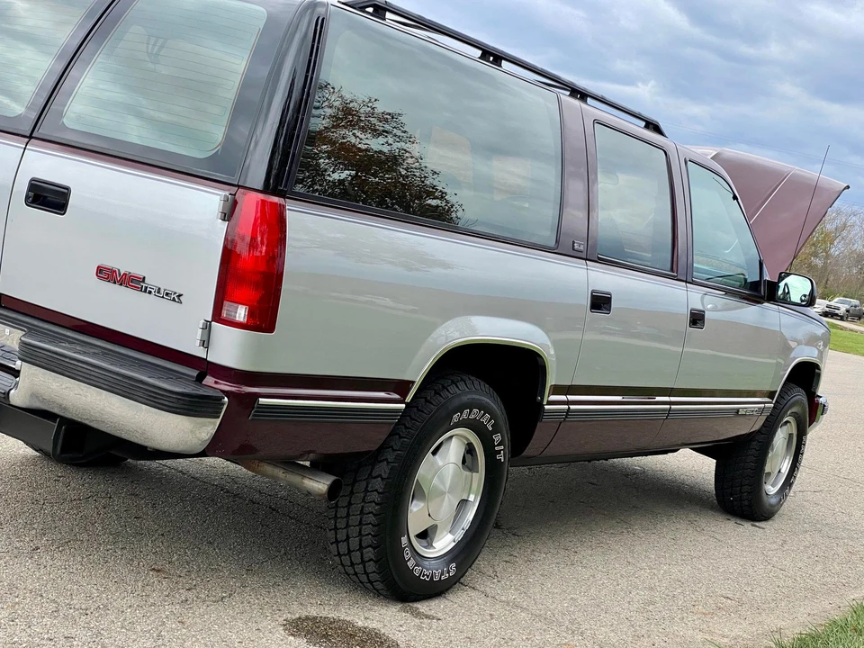 1993 GMC Suburban 8th Gen - Image 15 of 31