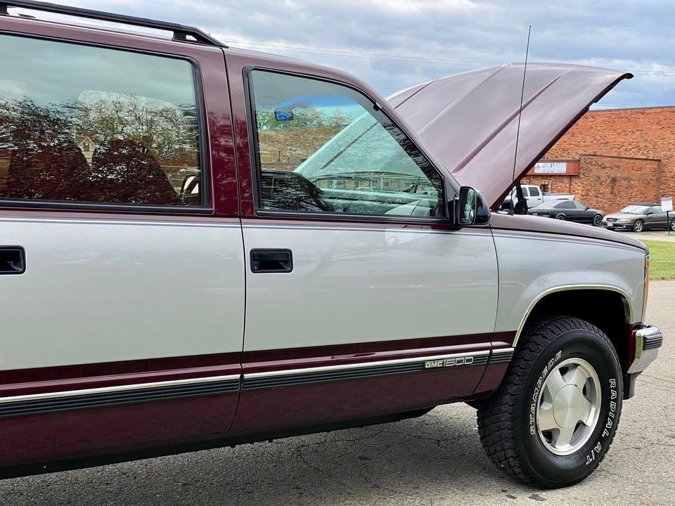 1993 GMC Suburban 8th Gen - Image 13 of 31