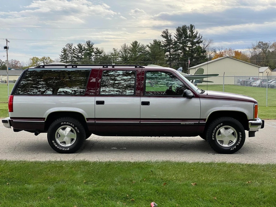 1993 GMC Suburban 8th Gen - Image 4 of 31