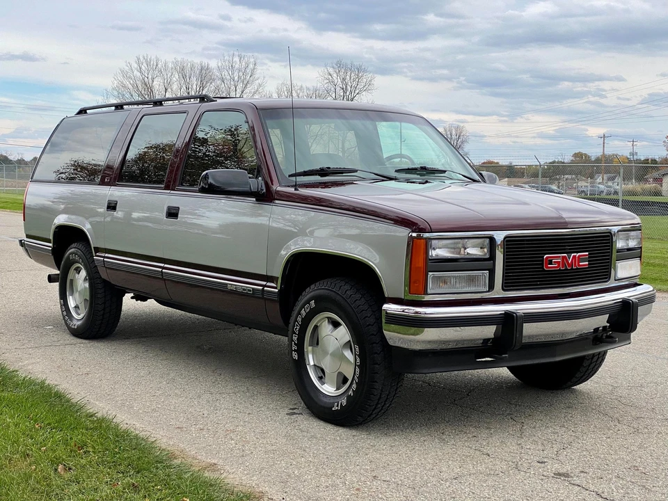 1993 GMC Suburban 8th Gen - Image 3 of 31