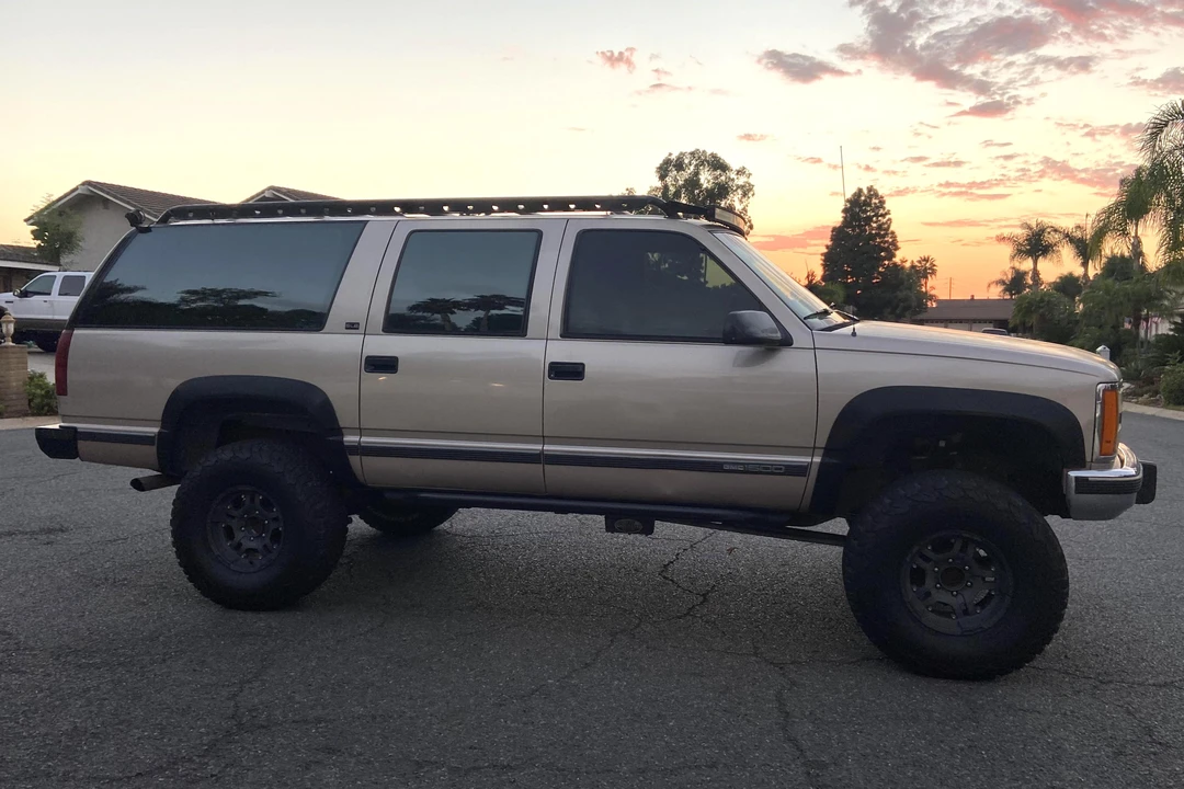 1993 GMC Suburban 8th Gen - Image 3 of 31