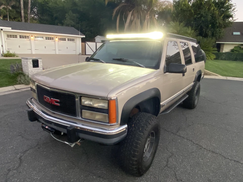1993 GMC Suburban 8th Gen - Image 9 of 31