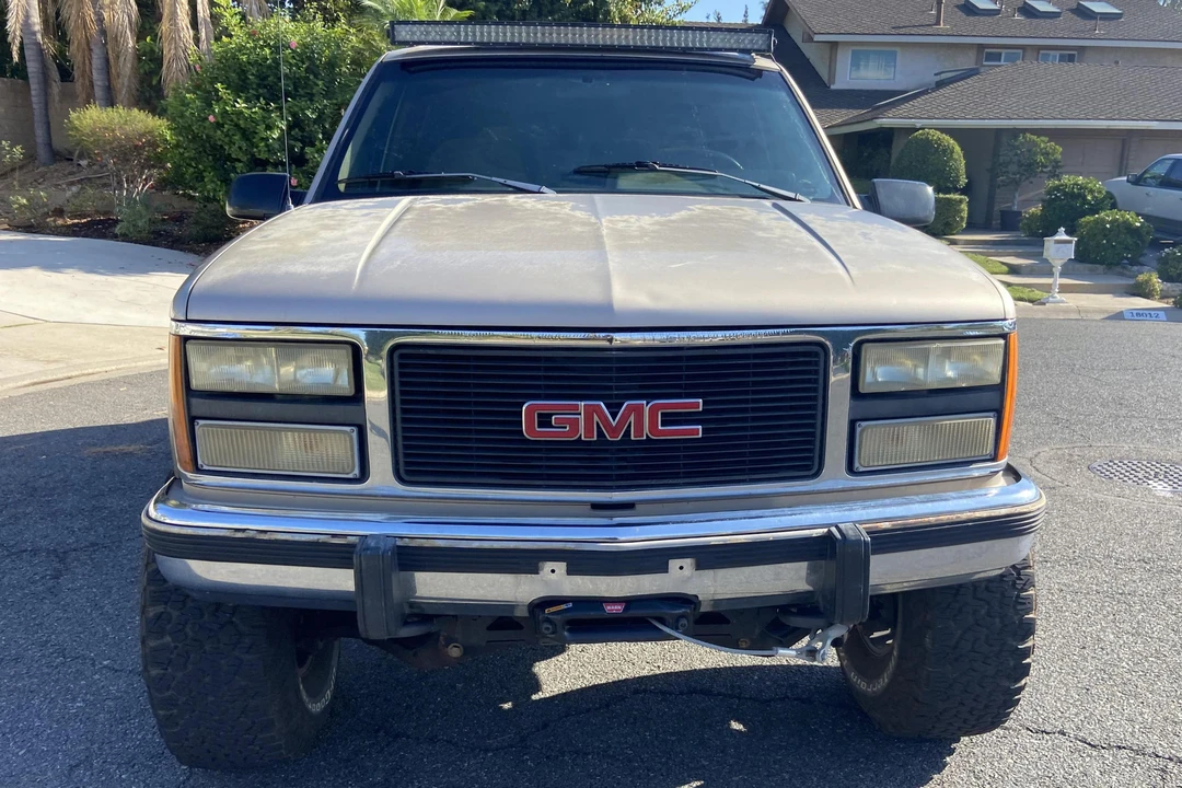 1993 GMC Suburban 8th Gen - Image 2 of 31
