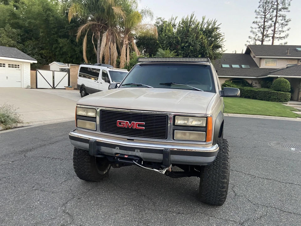 1993 GMC Suburban 8th Gen - Image 7 of 31
