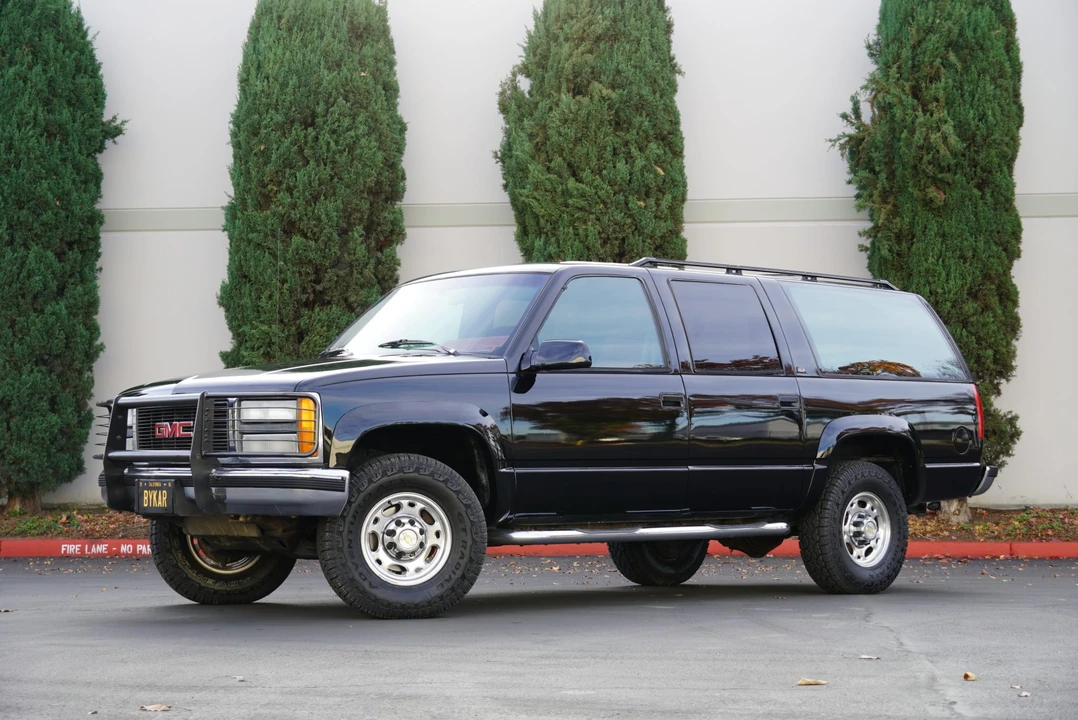 1993 GMC Suburban 8th Gen - Image 2 of 31