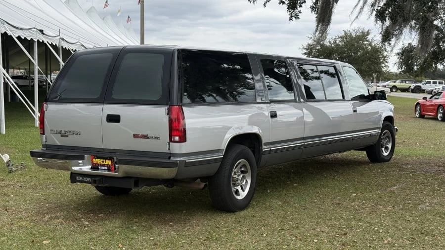 1993 GMC Suburban 8th Gen - Image 3 of 20