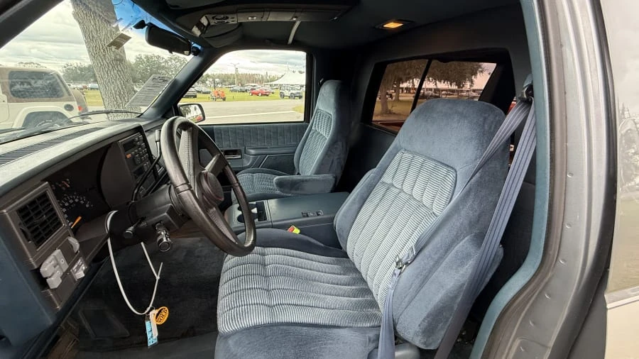 1993 GMC Suburban 8th Gen - Image 11 of 20