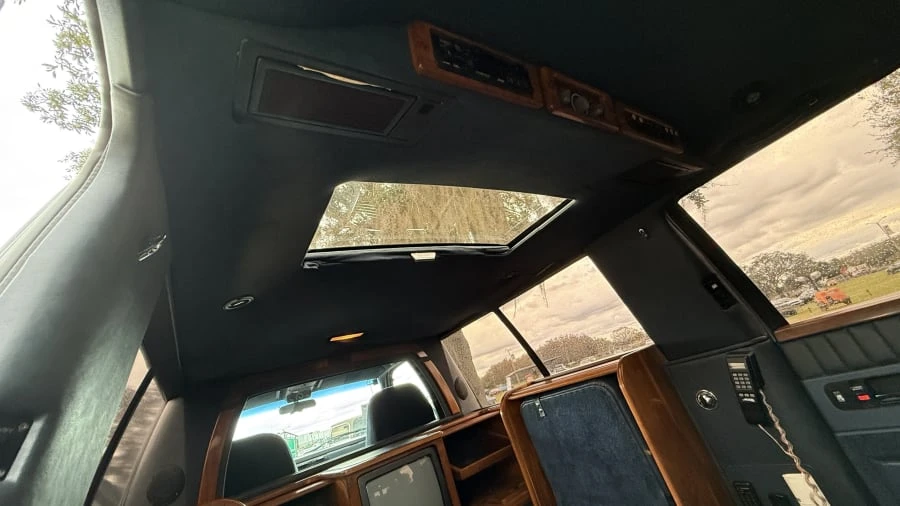 1993 GMC Suburban 8th Gen - Image 15 of 20