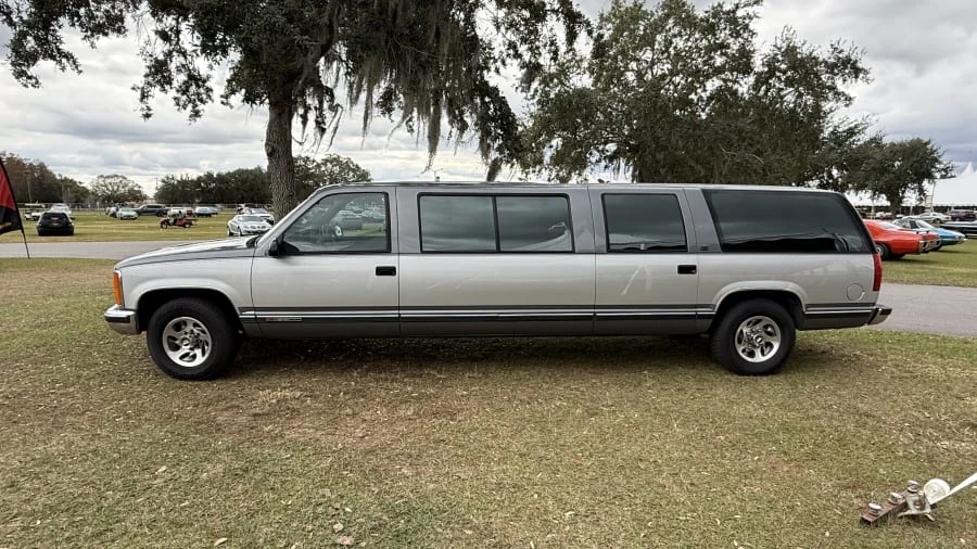 1993 GMC Suburban 8th Gen - Image 2 of 20