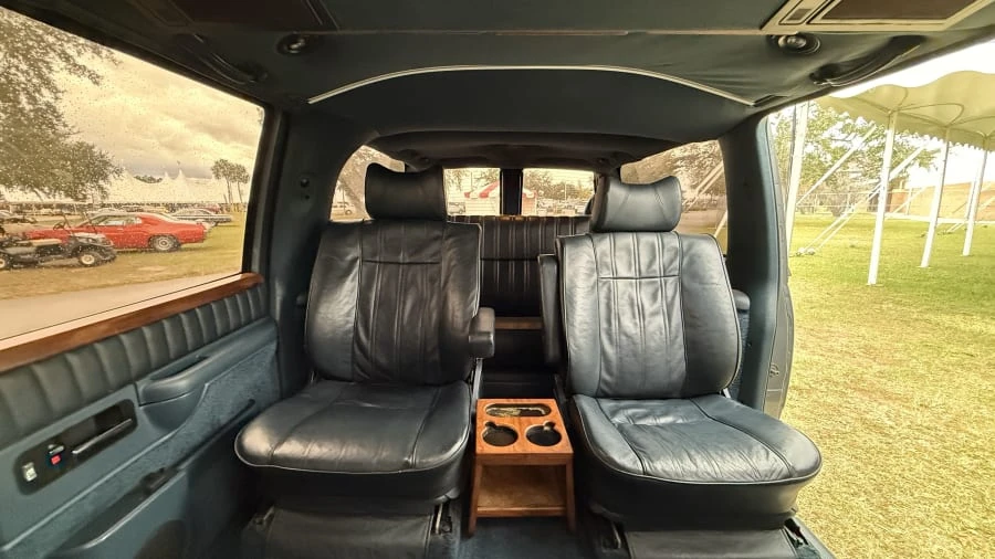 1993 GMC Suburban 8th Gen - Image 14 of 20