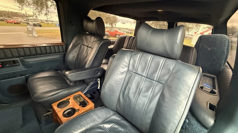 1993 GMC Suburban 8th Gen - Image 13 of 20