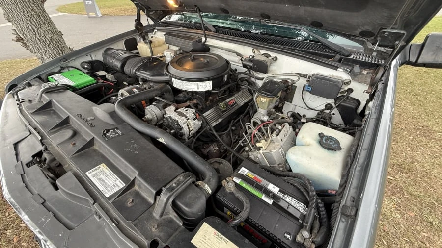 1993 GMC Suburban 8th Gen - Image 18 of 20
