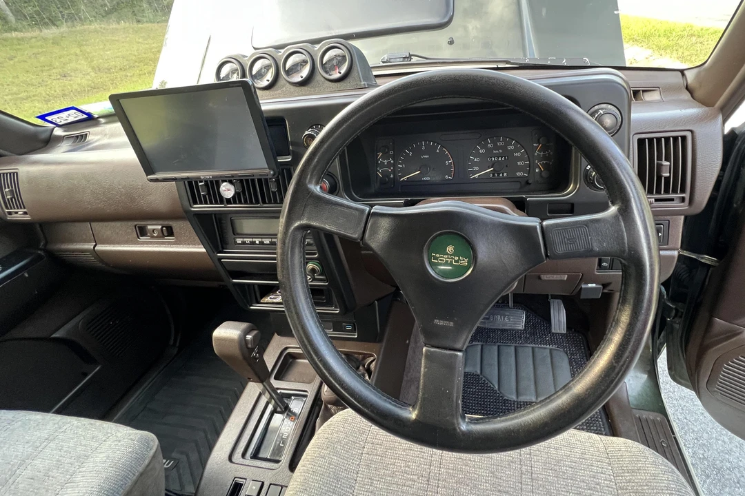 1993 Isuzu Trooper - Image 6 of 9
