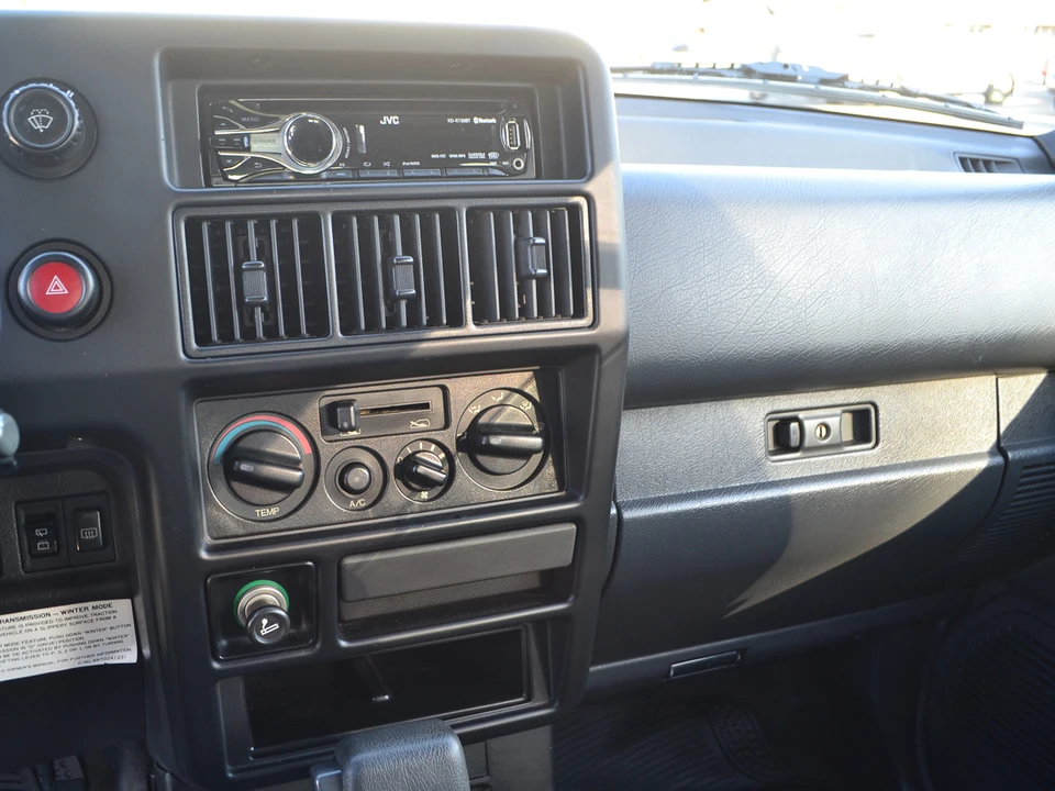 1993 Isuzu Trooper - Image 24 of 31