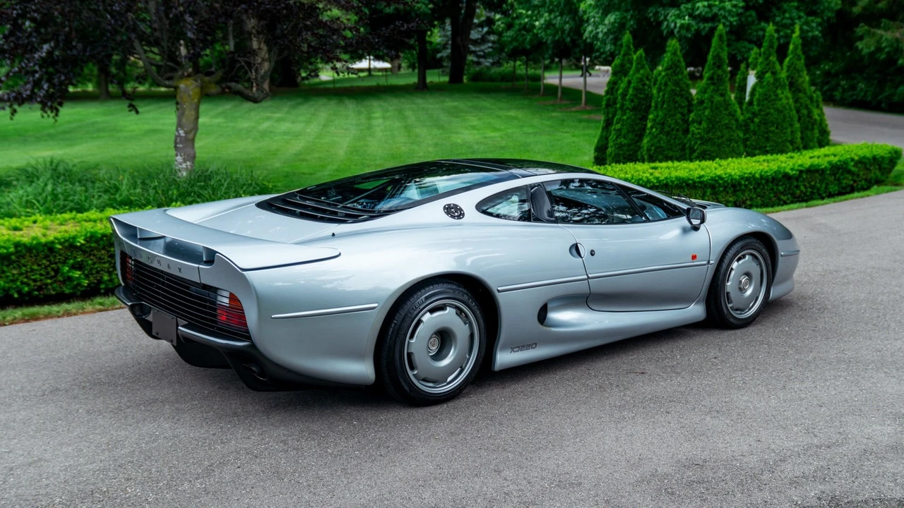 1993 Jaguar XJ220 - Image 13 of 31