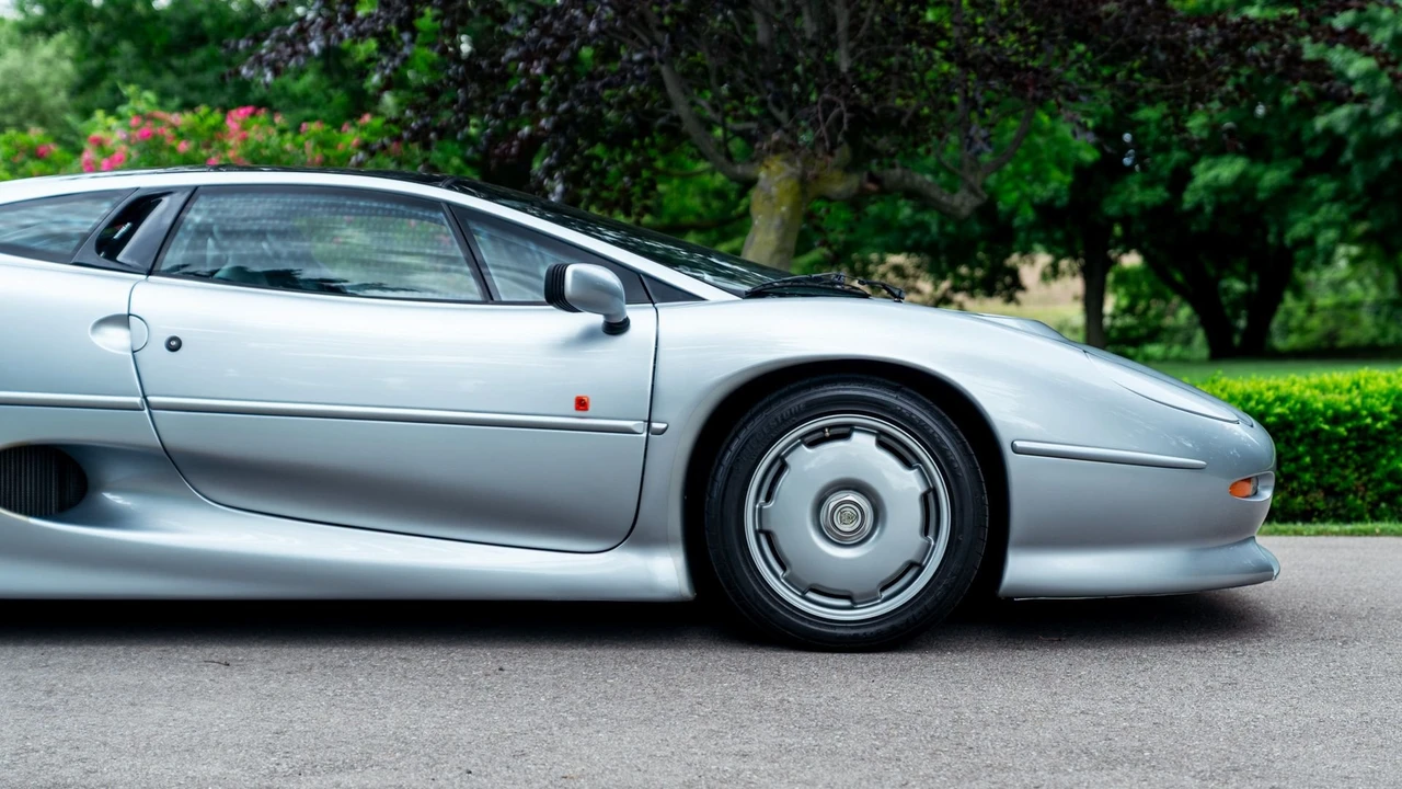 1993 Jaguar XJ220 - Image 15 of 31