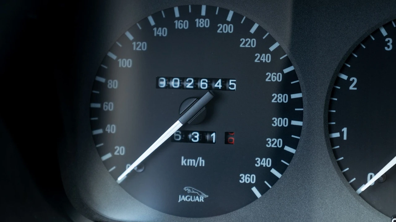 1993 Jaguar XJ220 - Image 9 of 31
