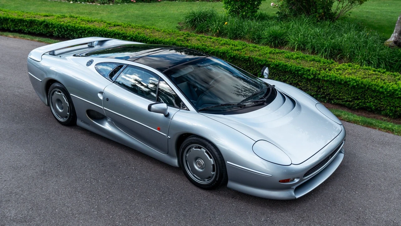 1993 Jaguar XJ220 - Image 11 of 31