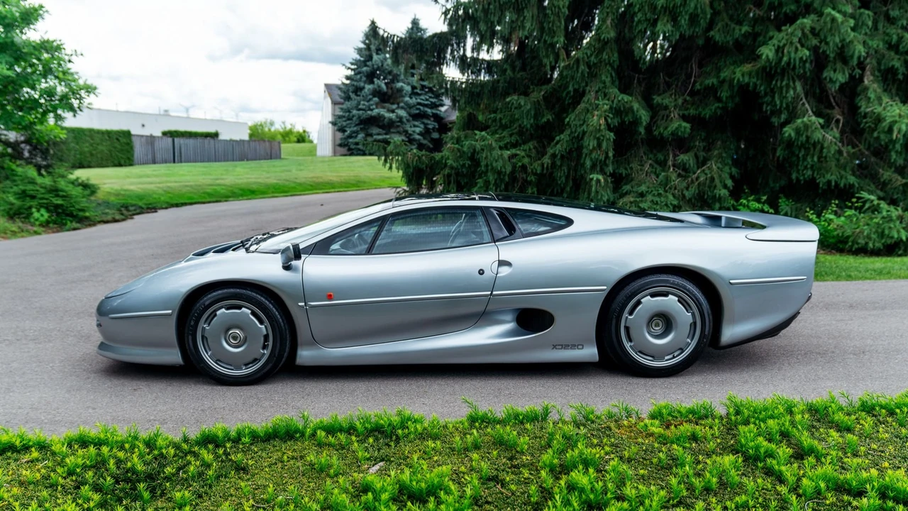 1993 Jaguar XJ220 - Image 2 of 31