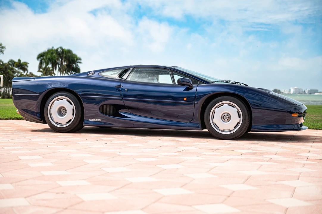 1993 Jaguar XJ220 - Image 11 of 31