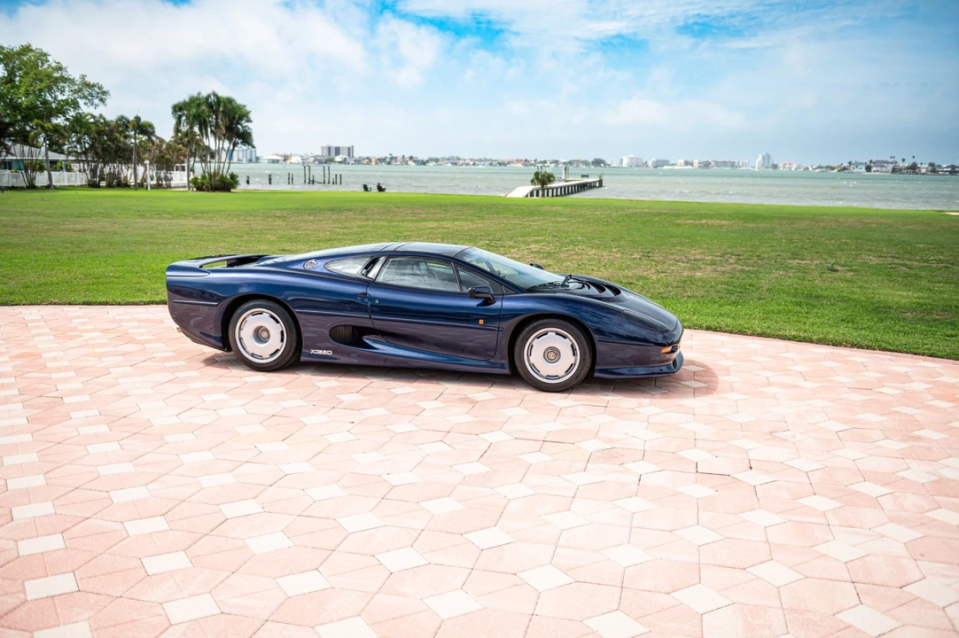1993 Jaguar XJ220 - Image 12 of 31