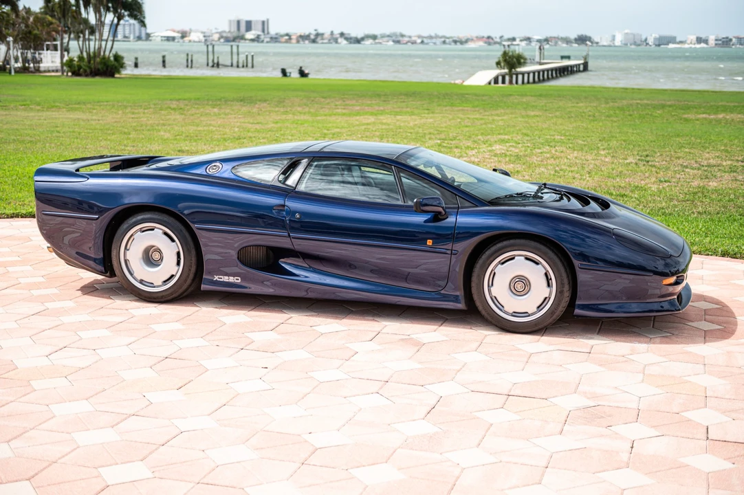 1993 Jaguar XJ220 - Image 13 of 31