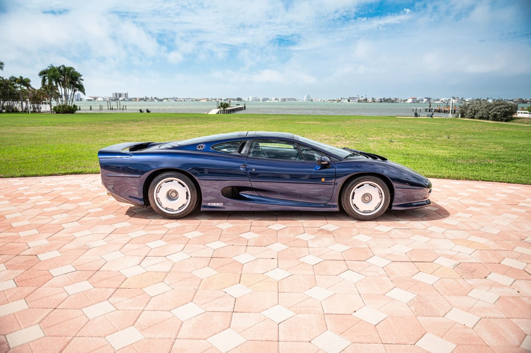 1993 Jaguar XJ220 - Image 14 of 31