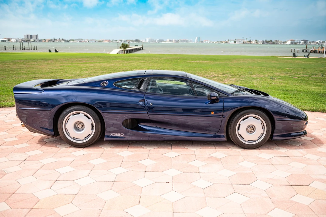 1993 Jaguar XJ220 - Image 15 of 31