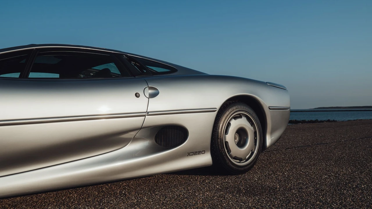 1993 Jaguar XJ220 - Image 21 of 31