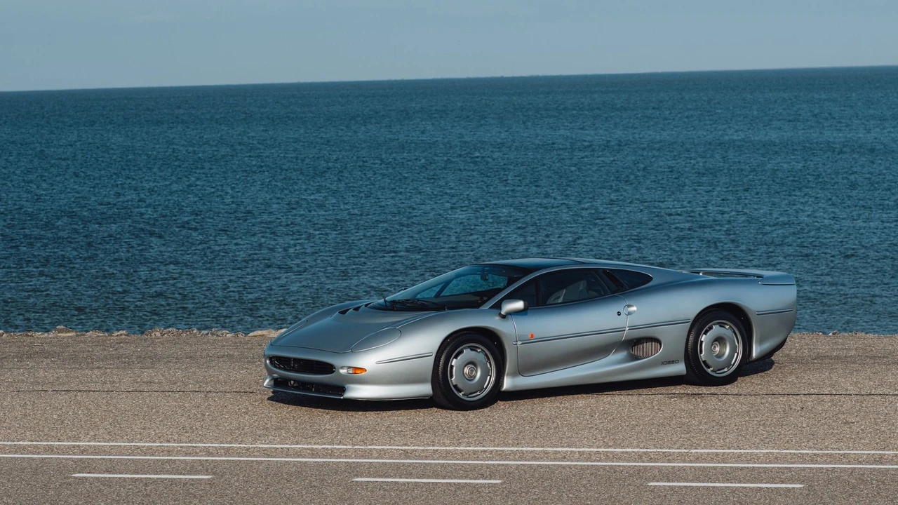 1993 Jaguar XJ220 - Image 18 of 31