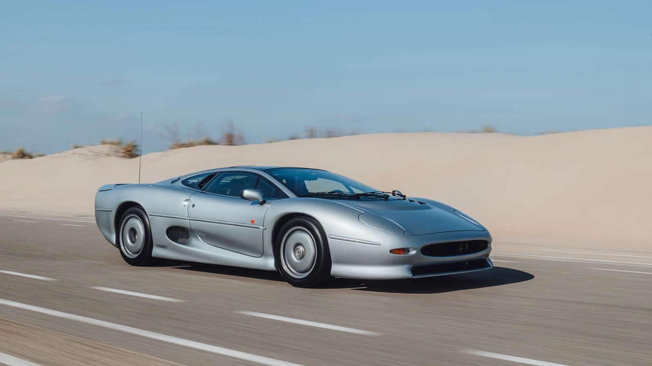 1993 Jaguar XJ220 - Image 15 of 31