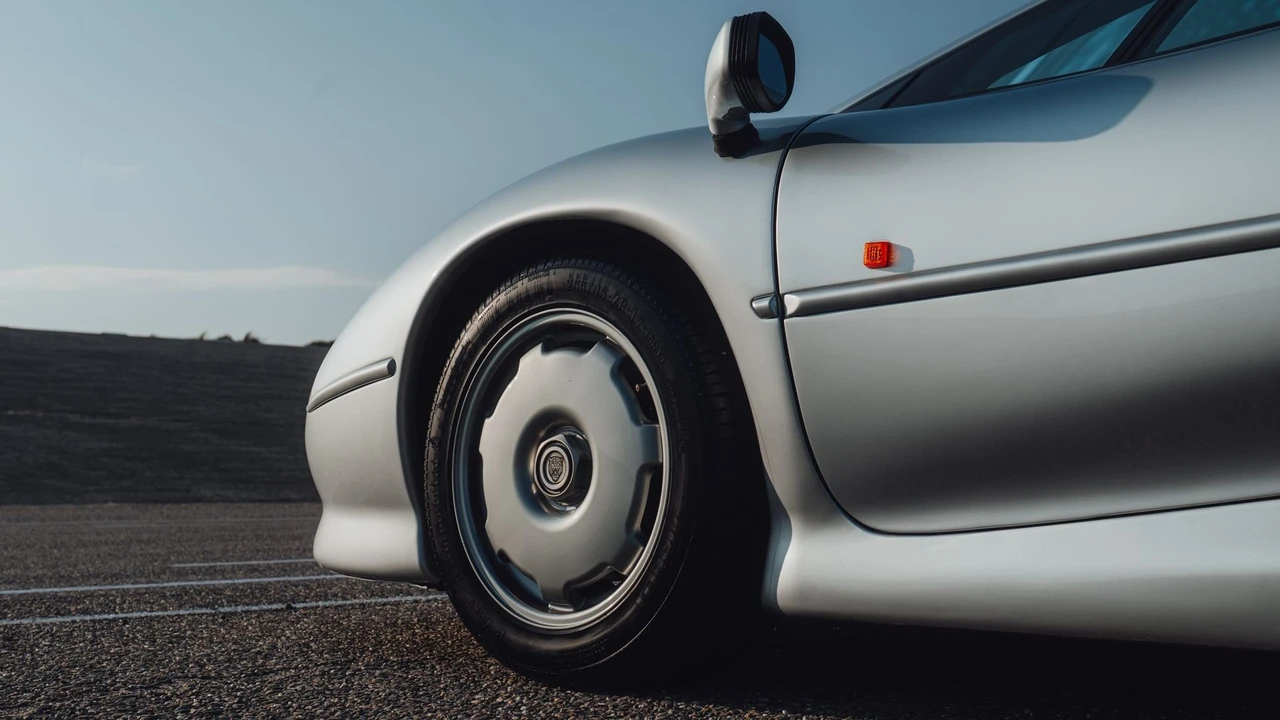 1993 Jaguar XJ220 - Image 11 of 31
