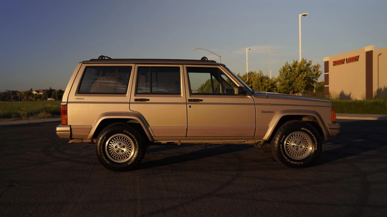 1993 Jeep XJ Cherokee - Image 19 of 31