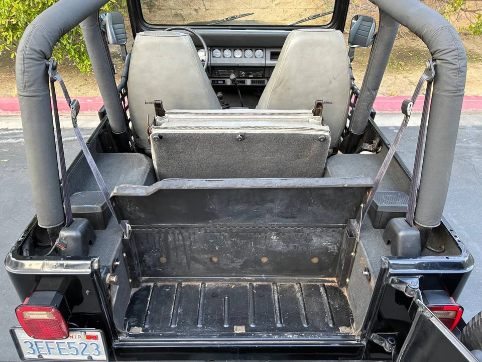 1993 Jeep YJ Wrangler - Image 14 of 17