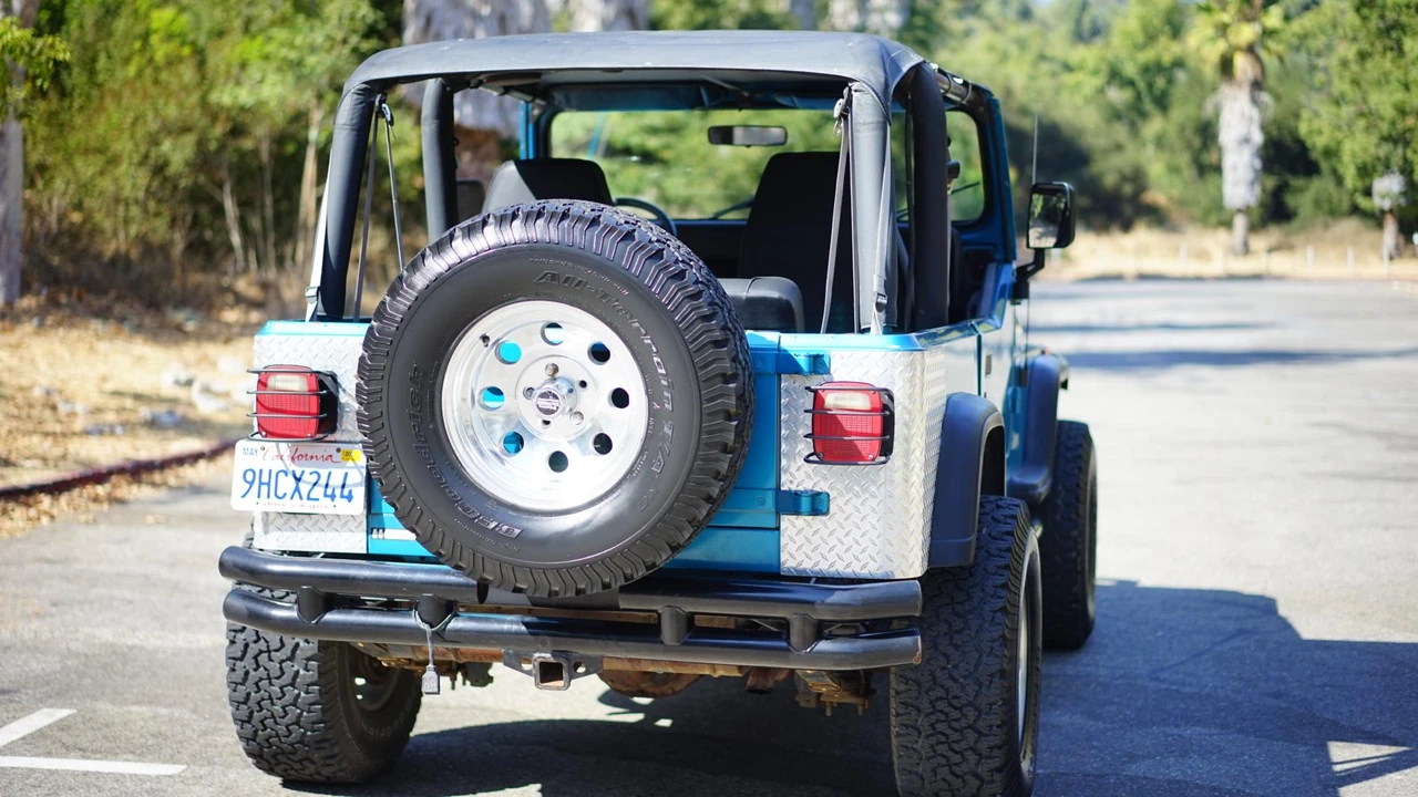 1993 Jeep YJ Wrangler - Image 15 of 31