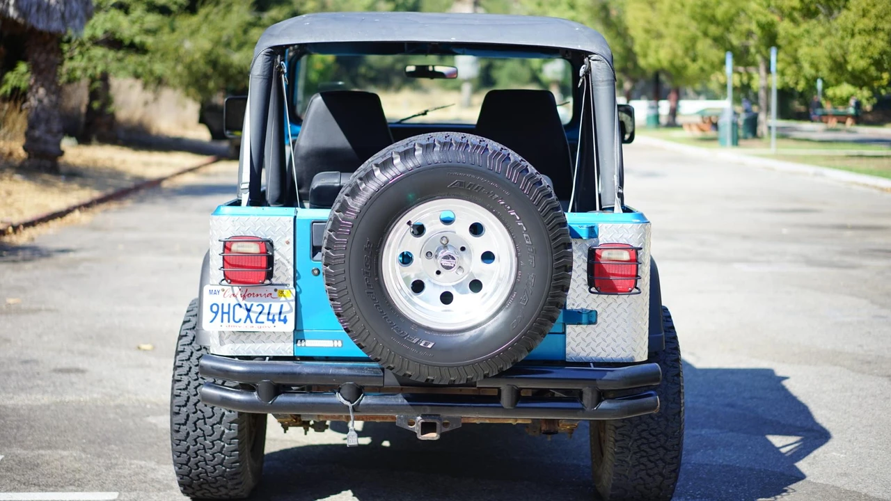 1993 Jeep YJ Wrangler - Image 17 of 31